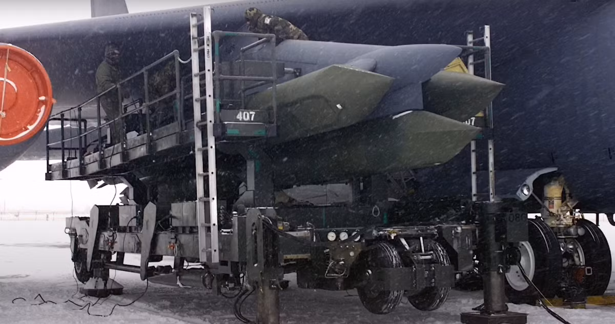 .Sự phát triển của AGM-181A cho thấy, Mỹ đang tích cực thúc đẩy nhiều lĩnh vực hàng không vũ trụ công nghệ cao để theo kịp các chương trình phát triển vũ khí đang tăng tốc của Trung Quốc. Bởi Trung Quốc có nhiều loại tên lửa hành trình có khả năng mang đầu đạn hạt nhân. CJ-10 là tên lửa hành trình tấn công mặt đất tầm xa (LACM), cũng có thể phóng từ trên không. DH-10 là biến thể phóng từ mặt đất. CJ-10 có tầm bắn 2.200 km, trong khi DH-10 được báo cáo là có tầm bắn 4.000 km. Mỗi tên lửa này có thể mang đầu đạn thông thường nặng 500 kg; một số báo cáo cũng chỉ ra rằng, các tên lửa trên có thể mang đầu đạn hạt nhân. Chúng dựa vào INS, GPS và bản đồ địa hình để dẫn đường chính xác. Ảnh: @Raytheon.