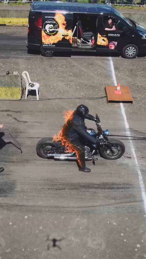 Jonathan Vero kể lại: “Trong hai lần thử thách trước, tôi bị bỏng nhiều chỗ trên cơ thể và cảm thấy không khỏe. Phải mất hơn một tuần tôi mới hồi phục sau những buổi biểu diễn này, nhưng tôi rất tự hào khi được ghi tên vào cuốn sách Kỷ lục Guinness Thế giới”. Ảnh: @guinnessworldrecords.