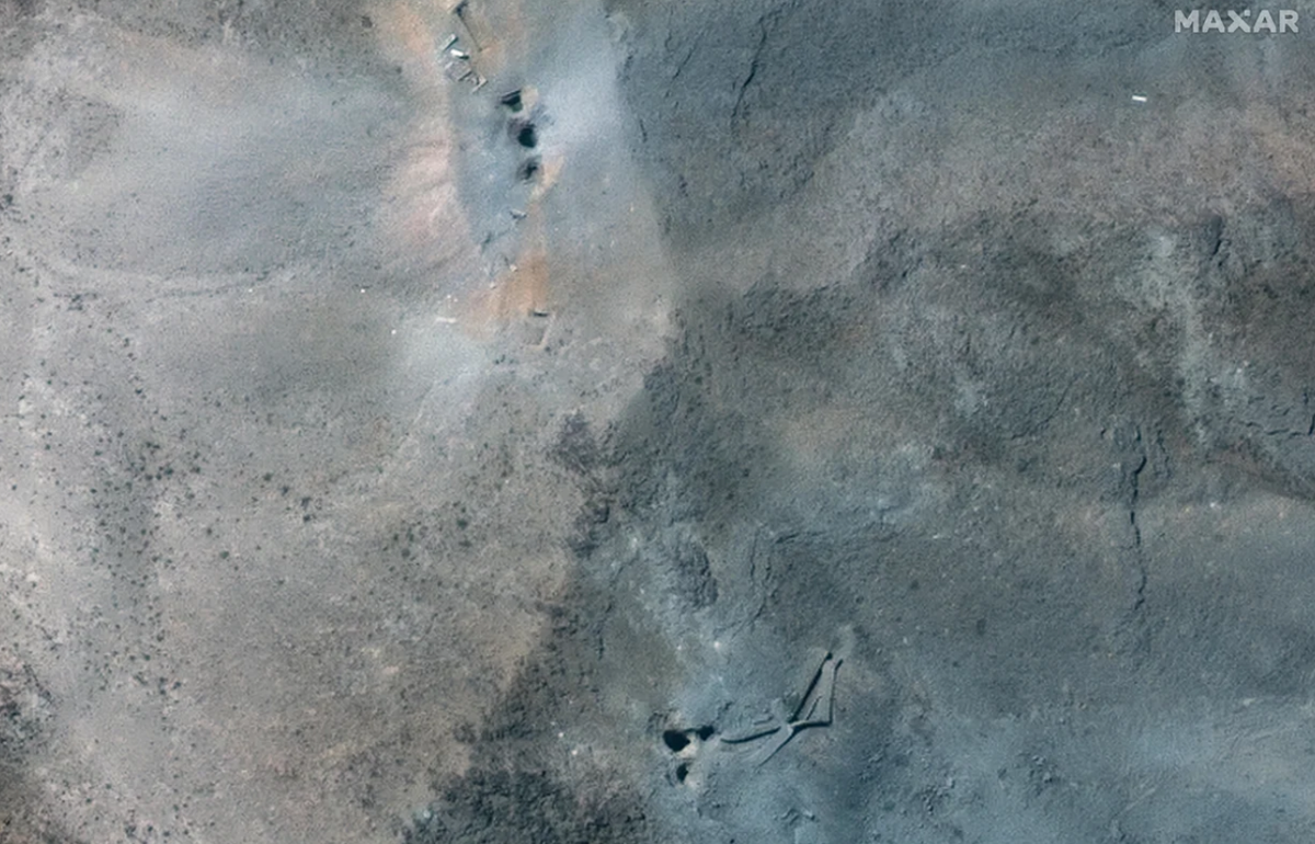 Hình ảnh vệ tinh do Maxar Technologies vừa cung cấp riêng, cho thấy rõ ràng một số lỗ hoặc là miệng hố có đường kính lớn xuất hiện dọc theo đỉnh của một dãy núi phía trên khu phức hợp ngầm Fordow. Ảnh: @Maxar Technologies.