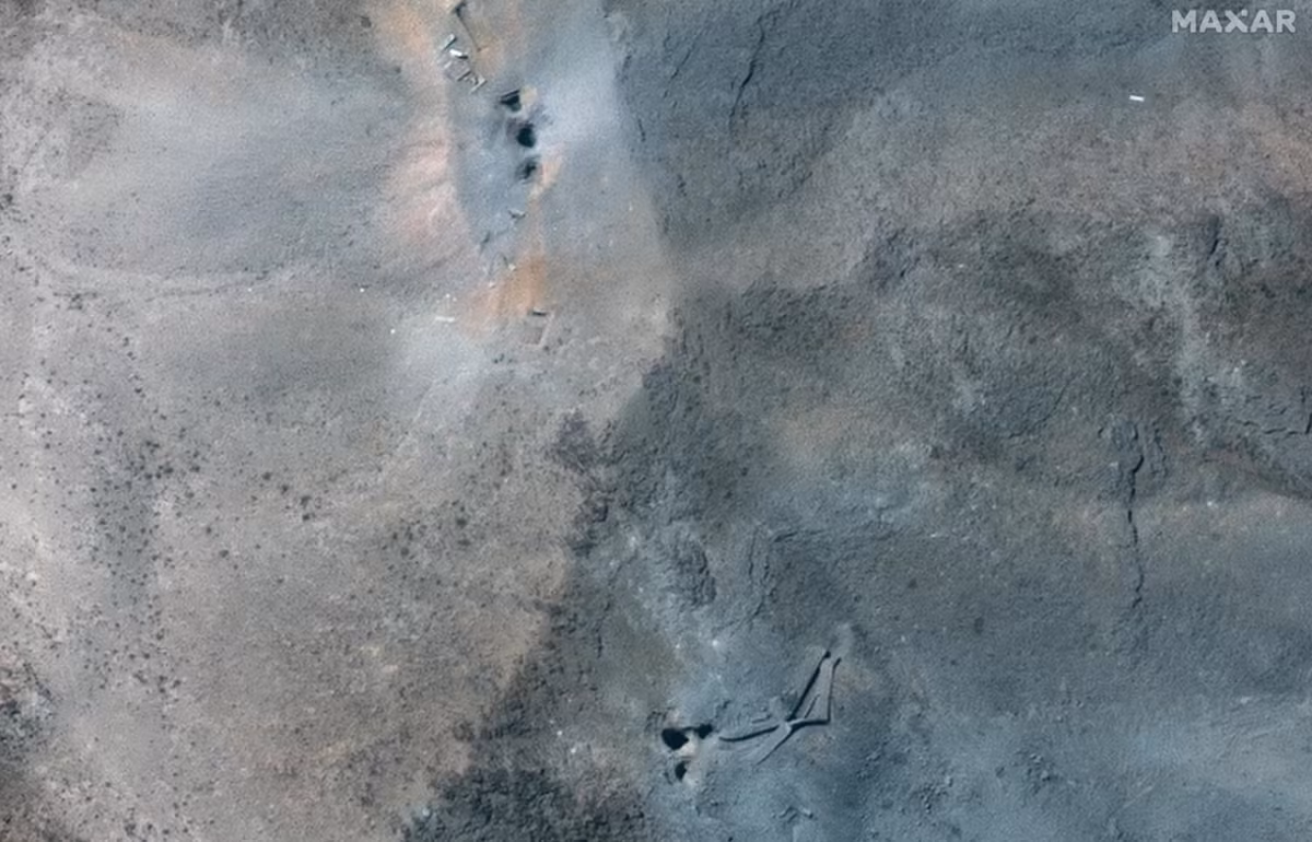 Hình ảnh vệ tinh do Maxar Technologies vừa cung cấp riêng, cho thấy rõ ràng một số lỗ hoặc là miệng hố có đường kính lớn xuất hiện dọc theo đỉnh của một dãy núi phía trên khu phức hợp ngầm Fordow. Ảnh: @Maxar Technologies.