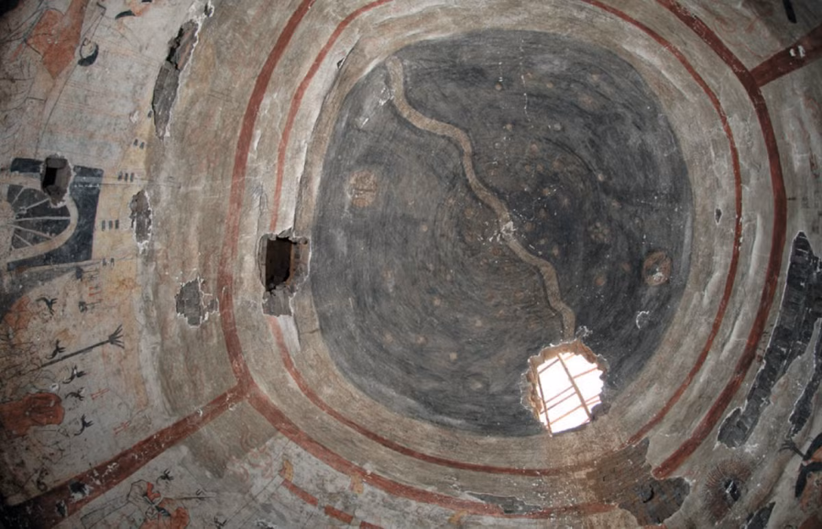 Trần vòm lăng mộ vẽ bản đồ bầu trời. Nền xám đậm tượng trưng cho sự vô tận của thiên thể, và dòng sông bạc uốn lượn trong nền xám chính là Dải Ngân Hà. Những chấm trắng ở hai bên Dải Ngân Hà là những ngôi sao. Ảnh: @Viện Khảo cổ học tỉnh Sơn Tây và Bảo tàng Sơn Tây.