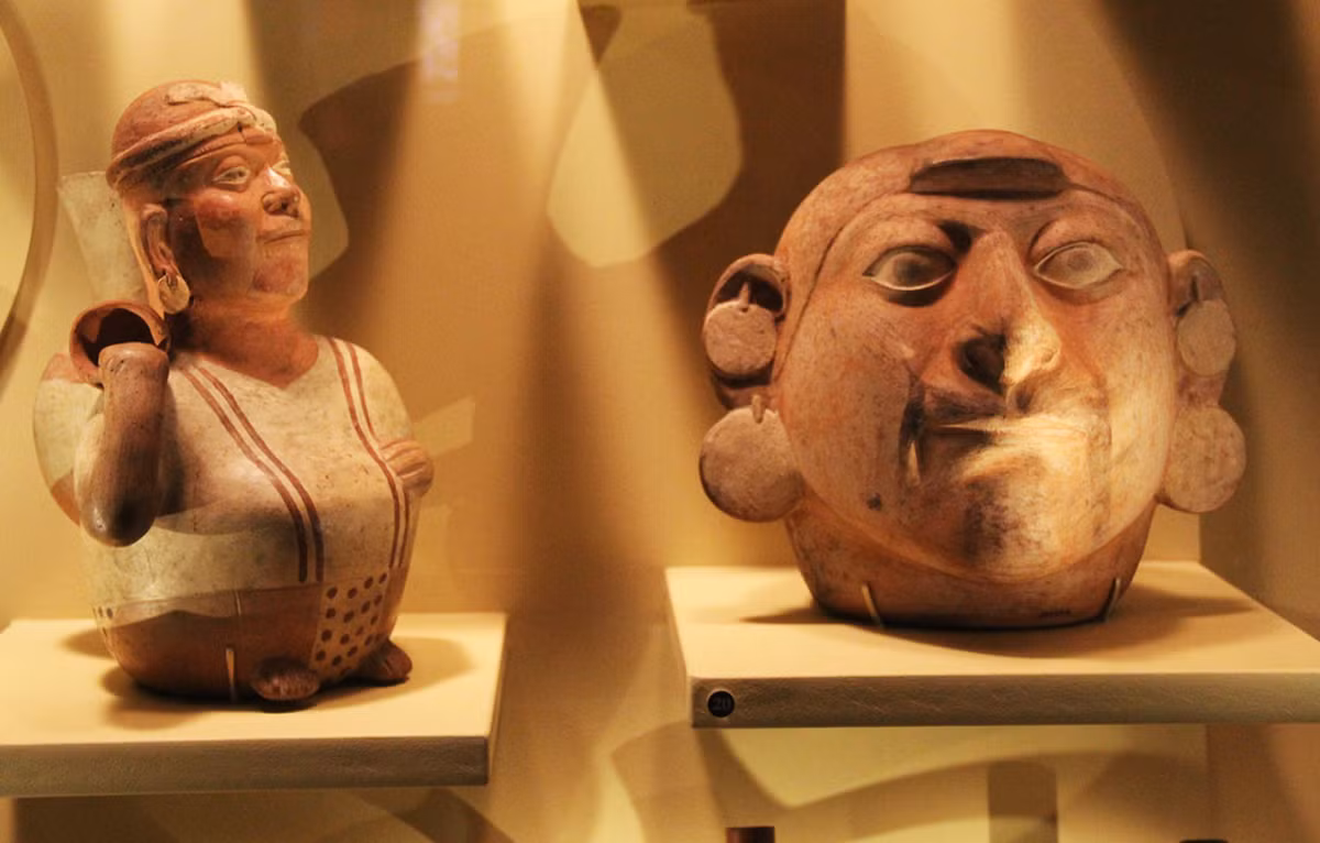 Đất đai của Người Moche bị bao phủ bởi sa mạc và điều kiện sống khá khó khăn, nhưng người Moche lại có tổ chức xã hội tốt và có năng lực. Họ biết xây dựng các kênh tưới tiêu để trồng trọt ở các thung lũng sa mạc. Ảnh: @Bảo tàng Lăng mộ Hoàng gia Sipan.