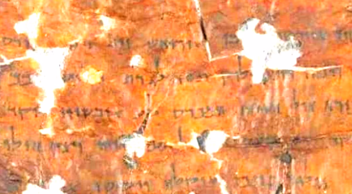 Tiến sĩ Oren Ableman, một nhà nghiên cứu tài liệu văn bản cổ xưa thuộc Cơ quan Cổ vật Israel, cho biết: “Xét về văn phong, có vẻ như văn bản này chỉ dành cho những người biết cách đọc nó. Các văn bản này rõ ràng là bí mật, chỉ có giới lãnh đạo của giáo phái trong cuộn giấy mới hiểu được”. Ảnh: @Cơ quan Cổ vật Israel.