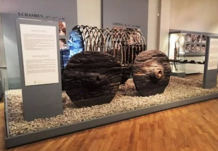 Mỗi chiếc xe này đều có cấu trúc bốn bánh gắn trên hai trục. Hai trong số những chiếc xe được tìm thấy có mui hở, trong khi bốn chiếc còn lại có cấu trúc khung xương phức tạp ở phía trên. Ảnh: @Bảo tàng Lịch sử Armenia.