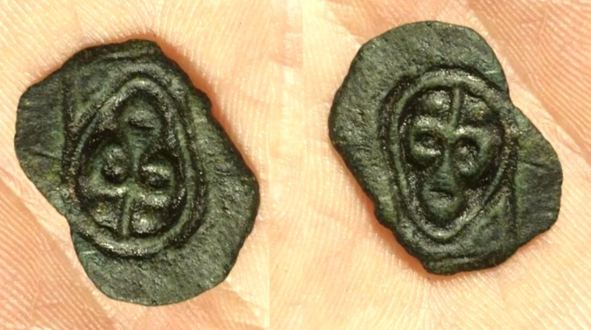 Đó là một vật thể nhỏ, tối màu, hình dạng bất thường nằm gọn trong lòng bàn tay bạn. Nó không lấp lánh, không có khắc chữ, cũng không hứa hẹn điều gì chắc chắn. Vật thể chỉ có một mặt được khắc, trong khi mặt còn lại hoàn toàn nhẵn và không được gia công. Ảnh: @Wez Biddles.