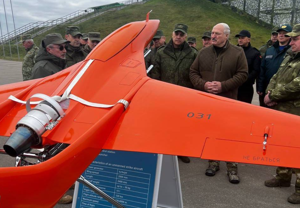 Cụ thể, theo các nguồn tin trong ngành công nghiệp quốc phòng, Ấn Độ được cho là đã mua hàng chục máy bay không người lái tấn công một chiều Berkut-BM do Belarus trực tiếp sản xuất. Ảnh: @Defense Express.