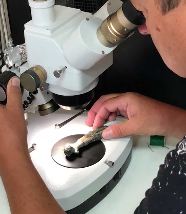 Tượng vũ công nhỏ bé này rất có thể đã được để lại trên bờ sông Ob như một món quà cho các vị thần nước để cầu mong cho một chuyến đi bình an. Ảnh: @Viện Hàn lâm Khoa học Nga.