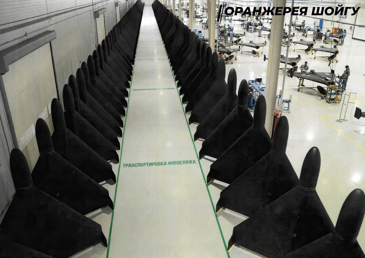 Gần đây, Đài CNN công bố hình ảnh vệ tinh cho thấy những nỗ lực đáng kể của Nga, nhằm mở rộng cơ sở sản xuất máy bay không người lái Geran-2 (tên gọi khác là Shahed 136 do Iran chế tạo) tại vùng Yelabuga. Ảnh: @CNN.