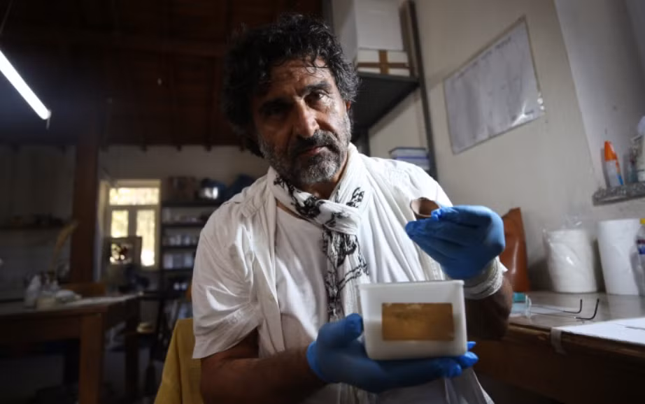 Giáo sư Tiến sĩ Rüstem Aslan, trưởng nhóm khai quật Thành phố cổ Troy và là giảng viên của Khoa Nhân văn và Khoa học Xã hội tại Đại học Çanakkale cho biết, chiếc bình nhỏ tượng trưng cho lễ vật dâng lên các vị thần của những người không có tiền. Ảnh: @Đại học Çanakkale.