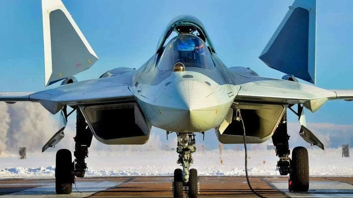 Các hệ thống này phản ánh sự phụ thuộc của Algeria vào công nghệ Nga để duy trì thế trận phòng thủ vững chắc. Su-57E sẽ củng cố thêm mối quan hệ đối tác này, cung cấp cho Algeria một nền tảng để thể hiện sức mạnh và ngăn chặn các đối thủ tiềm tàng trong một khu vực được đánh dấu bằng sự cạnh tranh. Về mặt địa chính trị, việc triển khai Su-57E tới Algeria có thể định hình lại cán cân quyền lực quân sự, quốc phòng của Bắc Phi. Ảnh: @ National Security Journal.