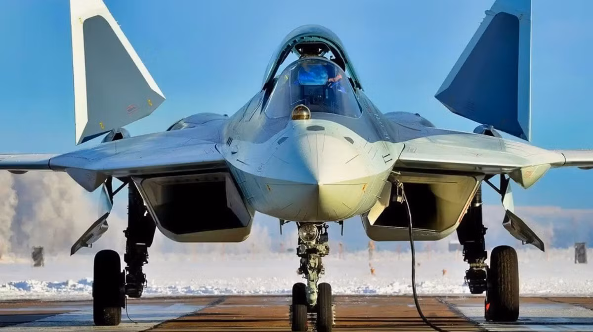 Các hệ thống này phản ánh sự phụ thuộc của Algeria vào công nghệ Nga để duy trì thế trận phòng thủ vững chắc. Su-57E sẽ củng cố thêm mối quan hệ đối tác này, cung cấp cho Algeria một nền tảng để thể hiện sức mạnh và ngăn chặn các đối thủ tiềm tàng trong một khu vực được đánh dấu bằng sự cạnh tranh. Về mặt địa chính trị, việc triển khai Su-57E tới Algeria có thể định hình lại cán cân quyền lực quân sự, quốc phòng của Bắc Phi. Ảnh: @ National Security Journal.