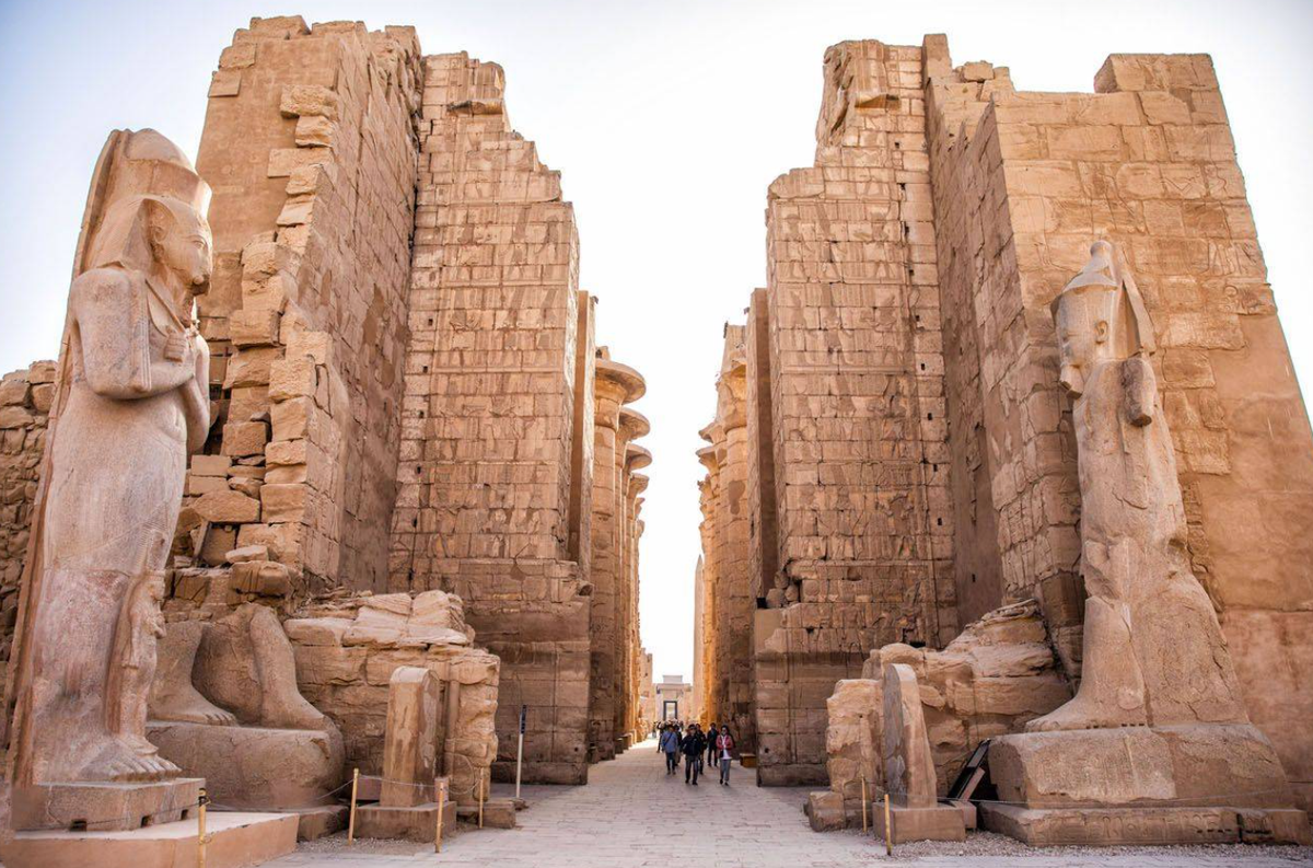 Ông cho biết các hiện vật được tìm thấy sẽ cho phép các nhà nghiên cứu hiểu rõ hơn về đời sống tôn giáo và việc sử dụng bùa hộ mệnh và đồ trang sức trong xã hội Ai Cập trong thời kỳ triều đại thứ 26. Ảnh: @Bộ Du lịch và Cổ vật Ai Cập.