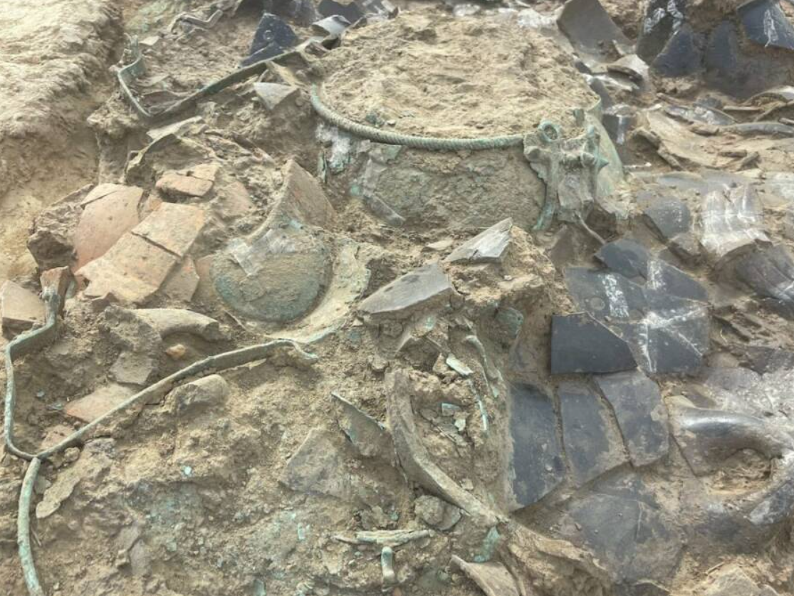 Ngôi mộ có kích thước xấp xỉ 3,6 mét x 2,1 mét, chứa hơn 150 hiện vật khác nhau. Ảnh: @Đại học Bologna.