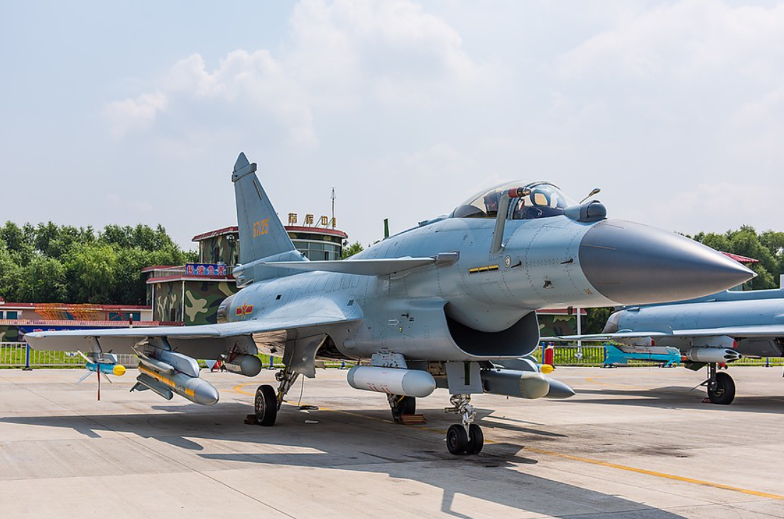 Nếu mục tiêu là mở rộng nhanh chóng năng lực của Không quân Lực lượng Vũ trang Quốc gia Indonesia (TNI-AU) với chi phí thấp, J-10 có thể đóng vai trò là giải pháp lựa chọn tạm thời. Tuy nhiên, quyết định này có nguy cơ gây mất lòng các đối tác phương Tây, và làm phức tạp thêm bối cảnh hậu cần quốc phòng của Indonesia. Việc khôi phục thỏa thuận Su-35 của Indonesia, nếu thành hiện thực, nước này sẽ phải đối mặt với những rào cản tương tự, với lệnh trừng phạt CAATSA đang hiện hữu. Ảnh: @19FortyFive.