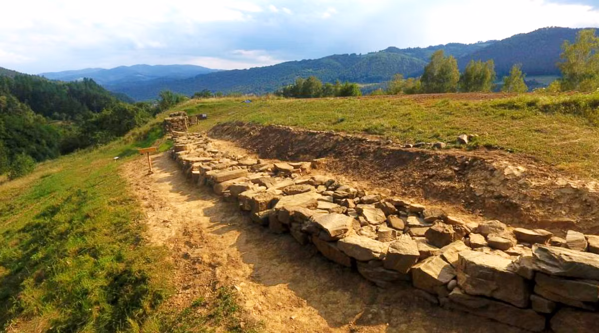 Và mới đây, khi đang khai quật tại khu định cư kiên cố ở Núi Zyndram này, các chuyên gia khảo cổ học đến từ Viện Khảo cổ học của trường Đại học Jagiellonian đã phát hiện ra hai bức tượng kỳ lạ, độc đáo thuộc thời kỳ đồ đồng. Ảnh: @Đại học Jagiellonian.