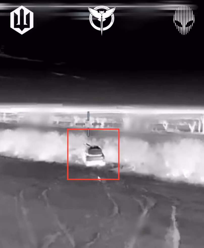 Cụ thể, Tiểu đoàn Asgard của Trung đoàn Nemesis 412 thuộc Lực lượng Hệ thống Không người lái, phối hợp với Trung tâm Mục đích Đặc biệt Riêng biệt số 12 và Đơn vị Đặc nhiệm Kabul 9 thuộc Cơ quan Tình báo Quốc phòng Ukraine đã nhắm vào các hệ thống tên lửa đất đối không Buk-M1, Buk-M2 và Tor-M2 của Nga. Ảnh: @СБС знищення трьох систем ворожого ППО за три дні.