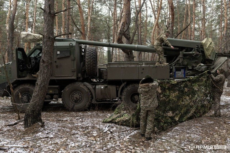 Hơn thế nữa, đặt dây chuyền sản xuất tại Đan Mạch mang lại lợi thế lớn. Một mặt, Kiev tránh nguy cơ bị gián đoạn sản xuất vì các đòn tập kích của Nga. Mặt khác, vũ khí sản xuất ở Bắc Âu có thể nhanh chóng vận chuyển trực tiếp tới tiền tuyến. Điều này rút ngắn hậu cần và tăng tốc hỗ trợ cho binh sĩ Ukraine.