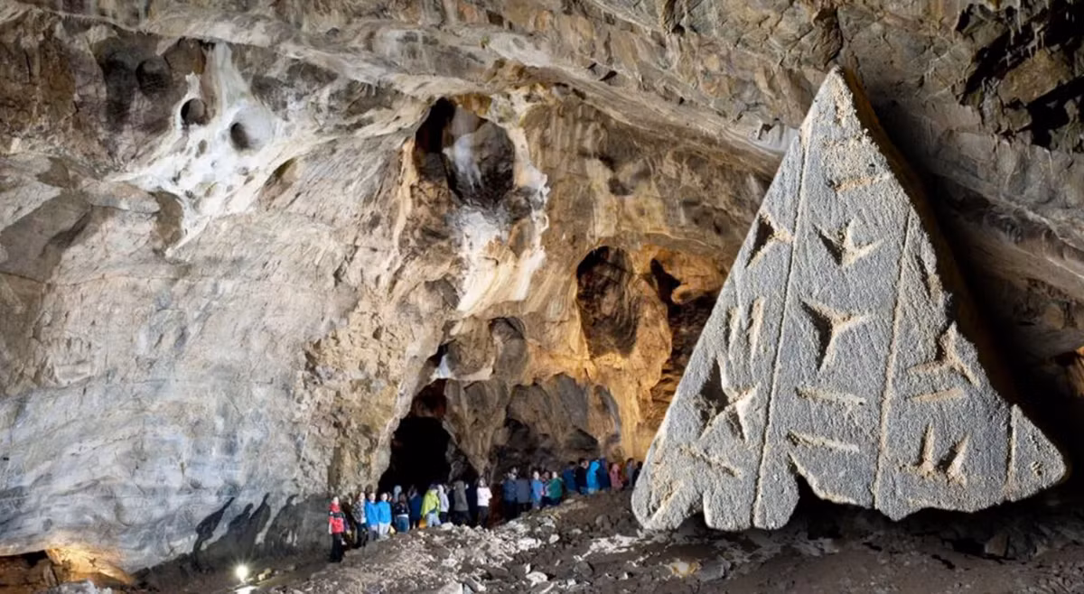 Sau đó, nhóm chuyên gia còn tìm thấy mảnh vỡ tấm bia đá có khắc các chữ viết hình nêm trong hang động Kateřinská này. Lưu ý, chữ viết hình nêm là một trong những hệ thống chữ viết cổ nhất thế giới. Ảnh: @Cơ quan Quản lý Hang động Séc (Správa jeskyní ČR).