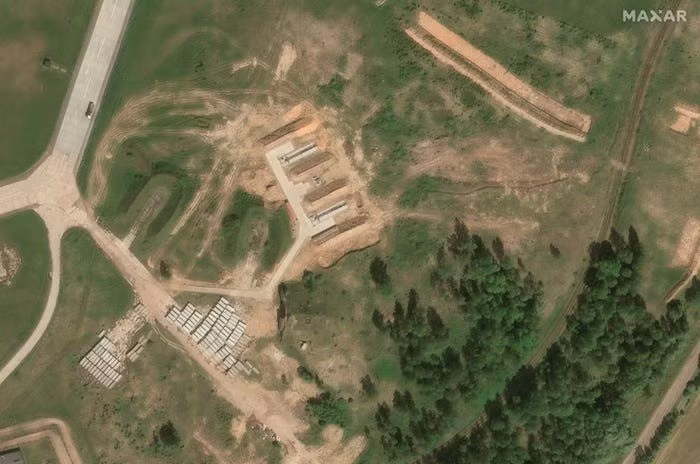 Gần đây, một số hình ảnh vệ tinh được chia sẻ rộng rãi trên mạng xã hội đã thu hút sự chú ý của giới quan sát quốc tế, khi cho thấy những hoạt động quân sự bất thường tại khu vực Donetsk. Các bức ảnh này nhanh chóng làm dấy lên nhiều đồn đoán rằng Nga đang tăng cường xây dựng cơ sở hạ tầng quân sự sát tiền tuyến nhằm hỗ trợ cho các chiến dịch UAV.