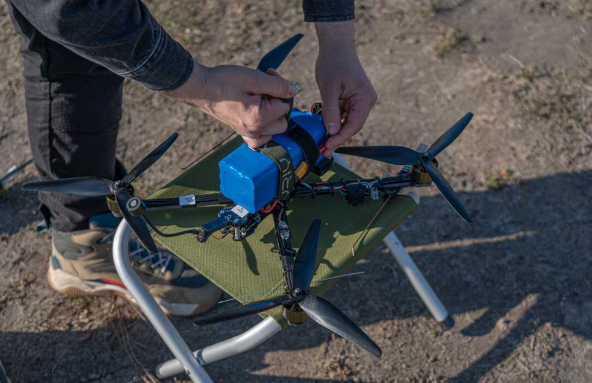 Chiếc xe này có vẻ như đã bị trúng một máy bay không người lái góc nhìn thứ nhất (FPV) của Ukraine, loại phương tiện quân sự được lực lượng Ukraine sử dụng rộng rãi để tấn công xe bọc thép của Nga ở những khu vực tranh chấp. Ảnh: @brightspotcdn.