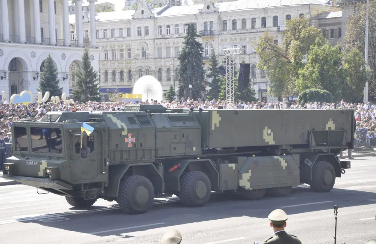 Theo ông, không còn phải lẩn trốn trong bóng tối nữa, chương trình tên lửa nội địa này đã công khai và đang tấn công các mục tiêu sâu trong lãnh thổ của đối phương. Ảnh: @ militarnyi.