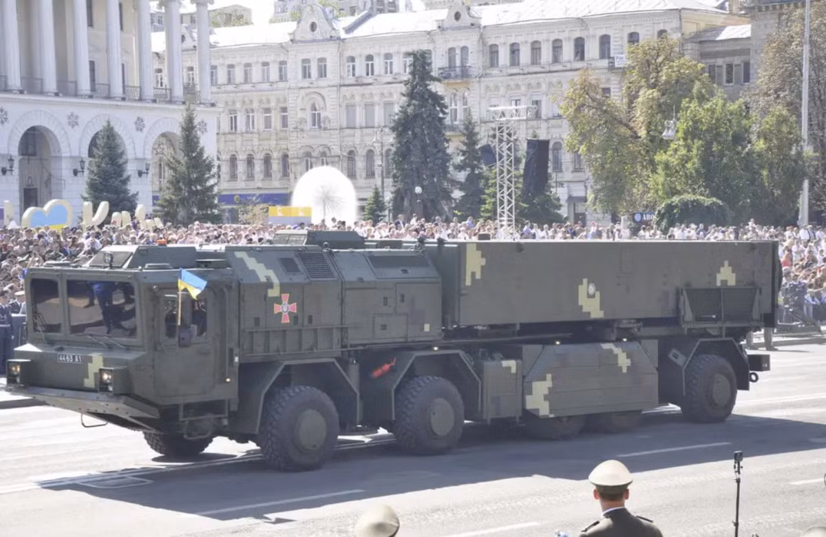 Theo ông, không còn phải lẩn trốn trong bóng tối nữa, chương trình tên lửa nội địa này đã công khai và đang tấn công các mục tiêu sâu trong lãnh thổ của đối phương. Ảnh: @ militarnyi.