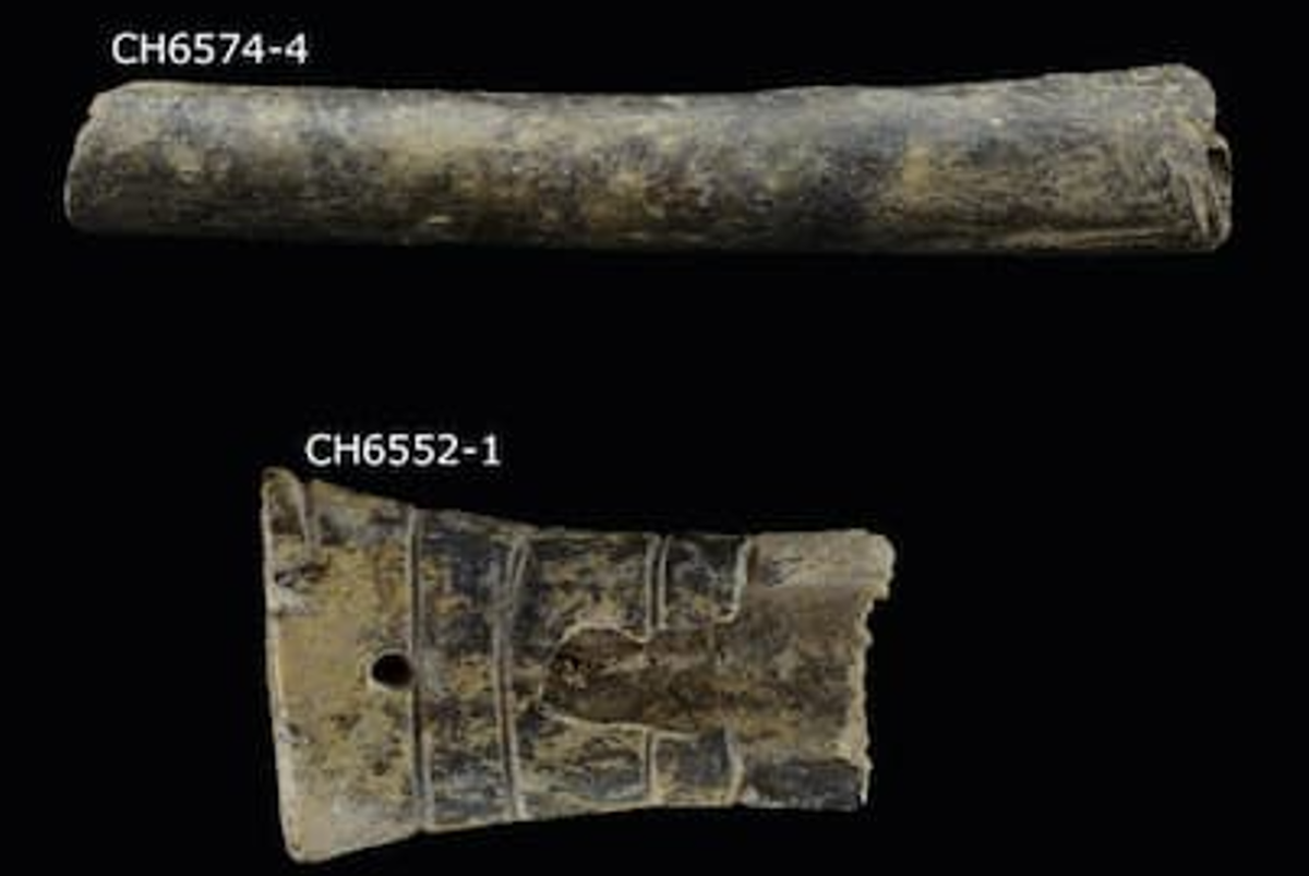 Phát hiện này diễn ra tại địa điểm nghi lễ mang tính biểu tượng Chavín de Huántar, ở vùng núi phía bắc Peru, nơi các nhà nghiên cứu tìm thấy những ống hít được chạm khắc từ xương rỗng, được đặt cẩn thận ở trung tâm của các công trình kiến ​​trúc đá đồ sộ tạo nên nét đặc trưng của địa điểm này. Ảnh: @Daniel Contreras.