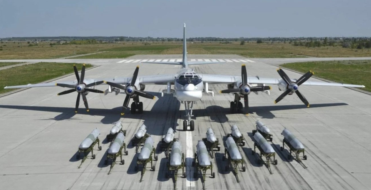 Các khung máy bay đã ngừng hoạt động được lưu trữ tại các căn cứ như Engels hoặc Ukrainka có thể cung cấp phụ tùng thay thế, nhưng quá trình này sẽ làm giảm quy mô tổng thể của đội bay và đòi hỏi nhiều nhân công hơn. Việc nâng cấp các khung máy bay cũ lên các tiêu chuẩn hiện đại, chẳng hạn như biến thể Tu-95MS, sẽ đòi hỏi cần có thêm hệ thống điện tử hàng không và vũ khí tiên tiến, vốn phải chịu lệnh trừng phạt của phương Tây. Ảnh: @Defense News.