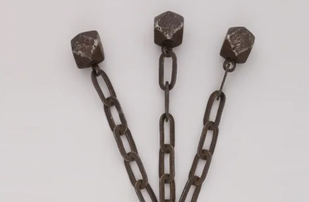 Kiścień là một loại vũ khí đập mạnh Thời Trung Cổ được làm từ cán gỗ hoặc kim loại, với các đầu đập nặng được gắn bằng dây xích, dây thừng hoặc dây da. Ảnh: @Hội Society of Friends of Olsztynek.