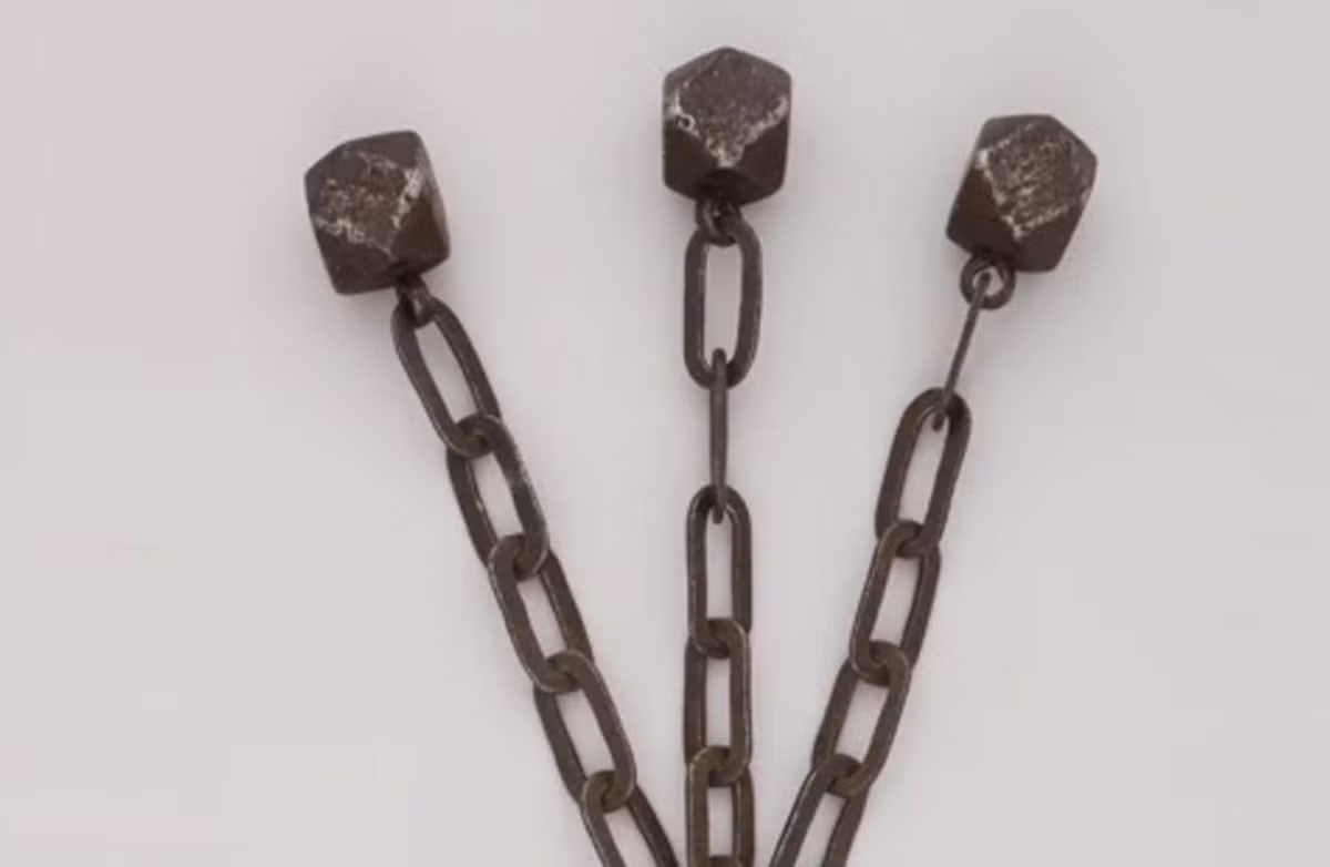 Kiścień là một loại vũ khí đập mạnh Thời Trung Cổ được làm từ cán gỗ hoặc kim loại, với các đầu đập nặng được gắn bằng dây xích, dây thừng hoặc dây da. Ảnh: @Hội Society of Friends of Olsztynek.
