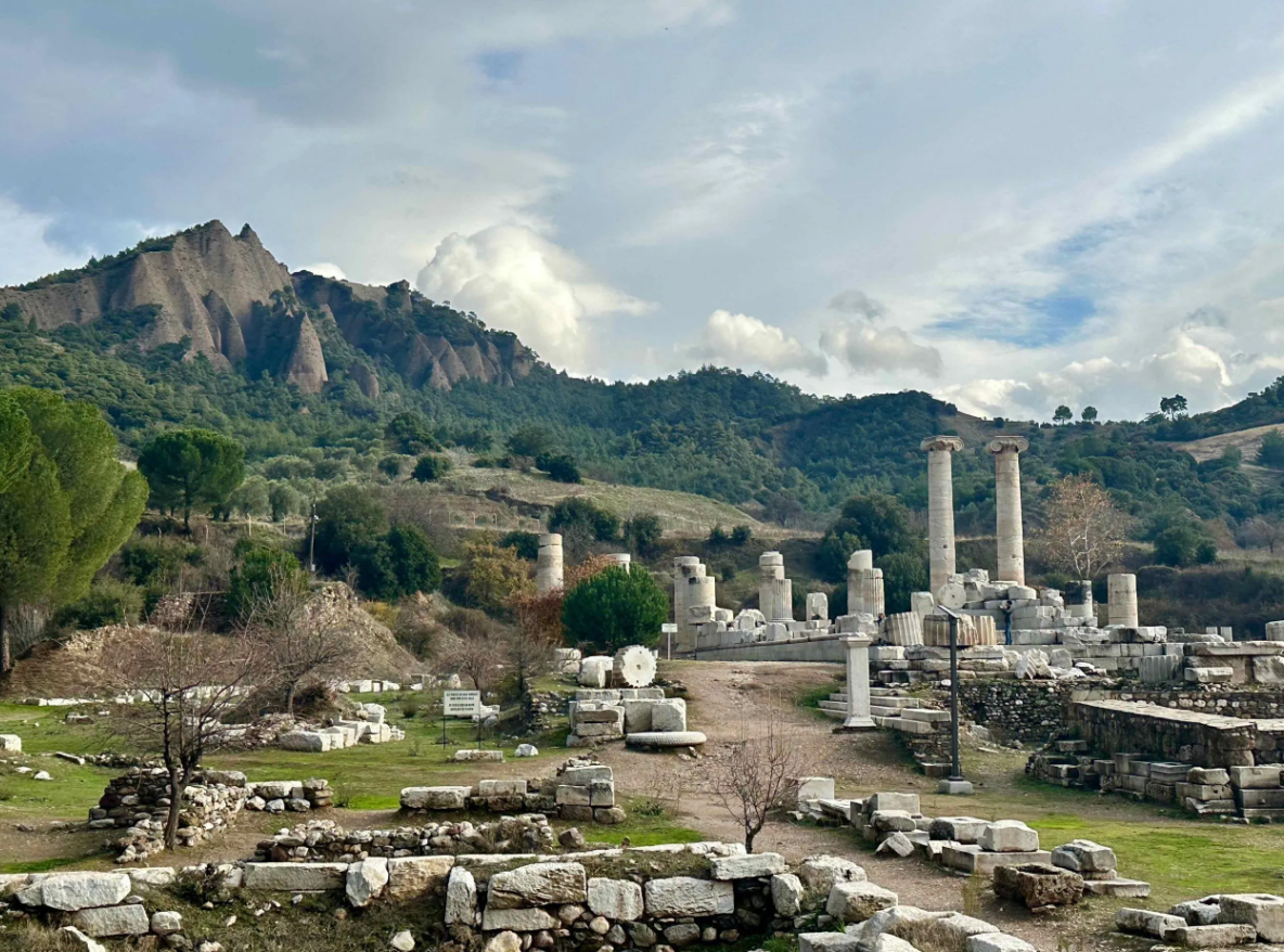 Ngày nay, Sardis cách Istanbul khoảng 450 km theo các tuyến đường chính, trong khi khoảng cách đường chim bay là 350 km; bờ biển Aegean gần hơn nhiều, với İzmir cách đó chưa đến 80 km. Ảnh: @stilearte.