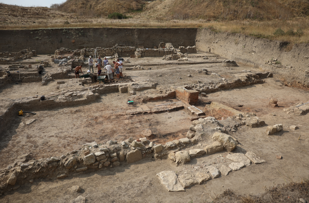 Tại tàn tích của thành phố Hy Lạp cổ đại Phanagoria, các nhà khảo cổ học ở Nga bất ngờ tìm thấy một vật thể lạ. Ảnh: @Vladimir Kuznetsov.