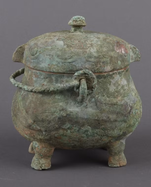 Bình được phát hiện chứa một chất lỏng trong suốt, nghi là rượu, được chôn cùng người quá cố như một vật cúng. Một mẫu chất lỏng đã được gửi đến phòng thí nghiệm khảo cổ học tại Đại học Sơn Đông để nghiên cứu chuyên sâu, thông qua công nghệ sắc ký khí/khối phổ vi chiết pha rắn. Ảnh: @Viện Khảo cổ học Tế Nam.