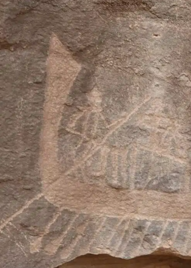 Trên thuyền có một người đứng dưới một mái vòm, có thể đang đội mũ và đeo râu giả—những biểu tượng gắn liền với chế độ quân chủ Ai Cập thời kỳ đầu. Ảnh: @Dorian Vanhulle / Open Access.