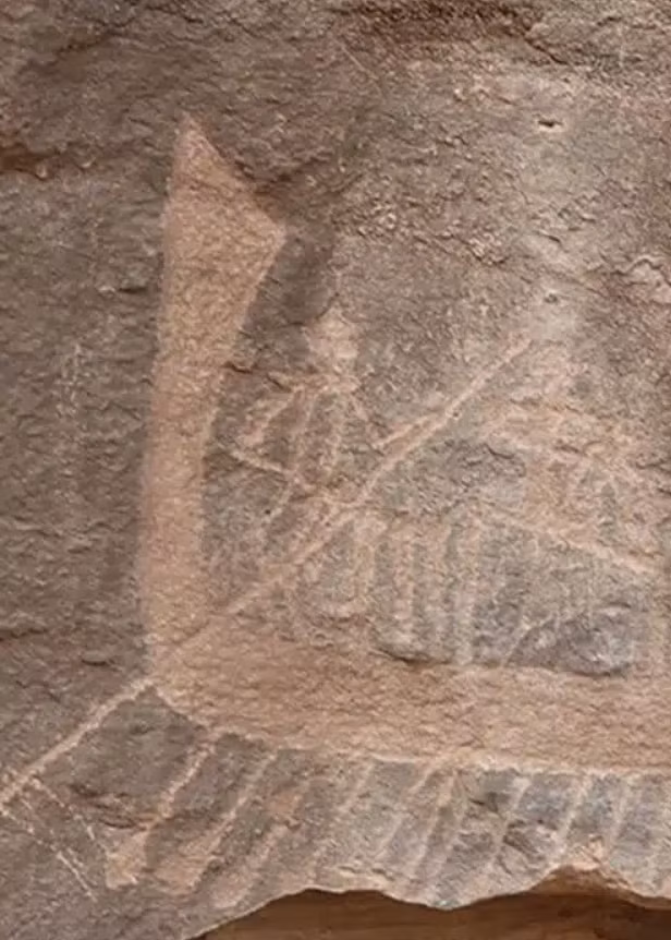 Trên thuyền có một người đứng dưới một mái vòm, có thể đang đội mũ và đeo râu giả—những biểu tượng gắn liền với chế độ quân chủ Ai Cập thời kỳ đầu. Ảnh: @Dorian Vanhulle / Open Access.