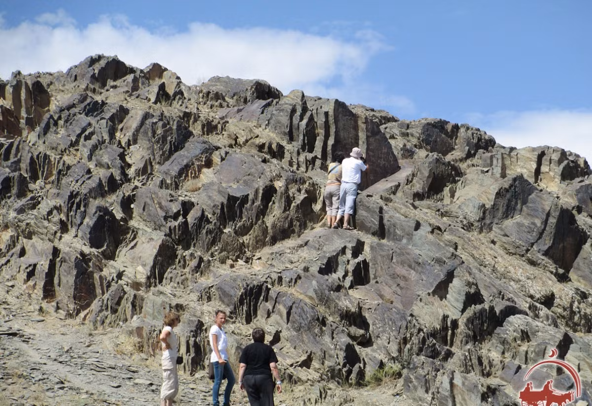 Ngay tại thung lũng Sarmyshsay này, các chuyên gia đến từ Viện Nghiên Cứu Khảo Cổ Học Uzbekistan bất ngờ tìm thấy nhiều bức tranh khắc trên đá cổ xưa kỳ lạ. Ảnh: @Viện Nghiên Cứu Khảo Cổ Học Uzbekistan.