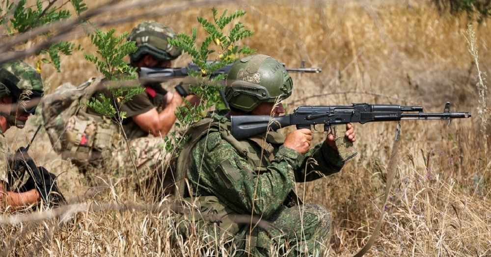 Giao tranh ác liệt vẫn tiếp diễn tại Kupyansk và các khu vực lân cận như Kutkovka, Figolevka. Thời tiết thuận lợi cho phép hai bên tăng cường tác chiến, đặc biệt là việc sử dụng máy bay không người lái; theo các nguồn tin Nga, số lượng trang bị quân sự phương Tây bị phá hủy dọc bờ phải sông Oskol đang ngày càng gia tăng.