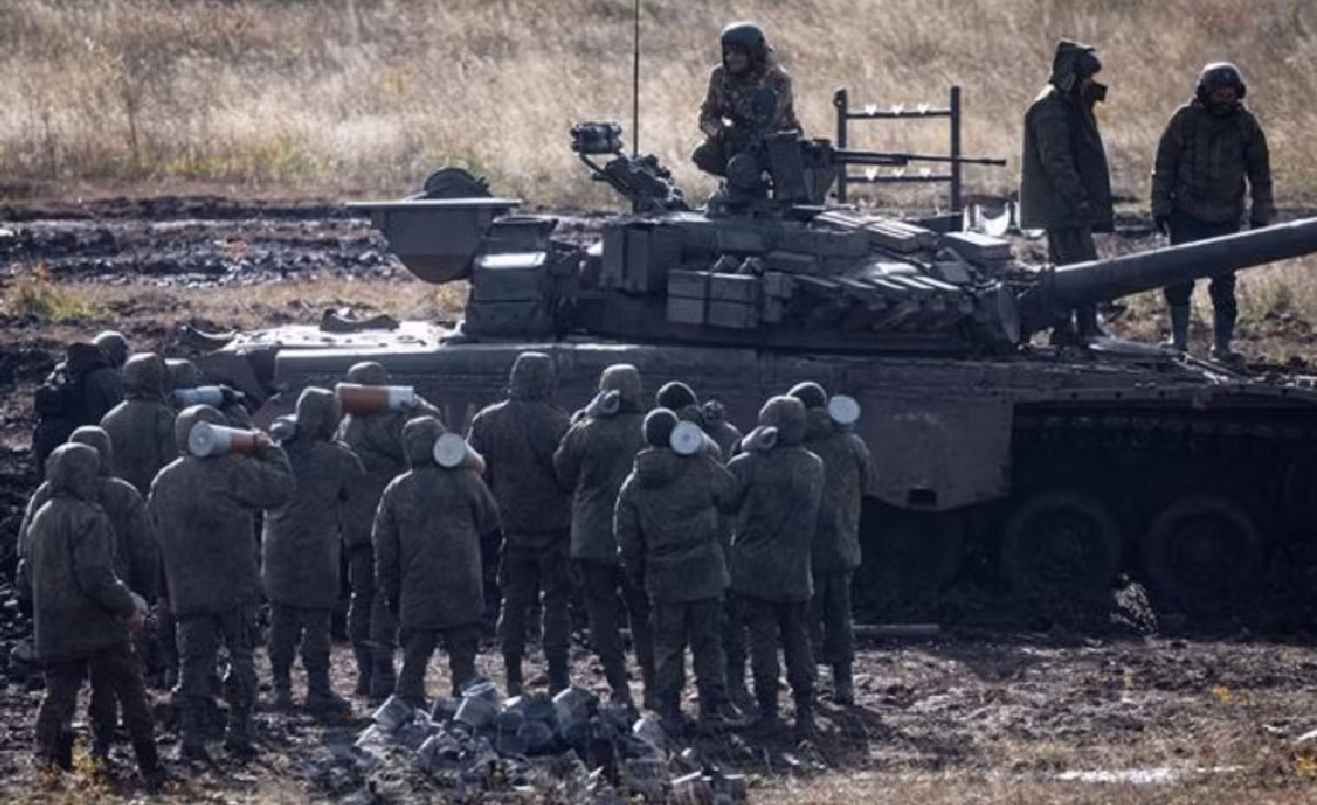 Ngoài ra, lực lượng Nga tại Torske cũng có khả năng men theo sông Zherebets tiến xuống phía nam, tấn công trực diện vào rừng Kremensky từ phía sau, nhằm cắt đứt tuyến tiếp tế của quân Ukraine. Rừng Kremensky là một tuyến phòng thủ chủ chốt ở miền bắc Donetsk, nếu nơi này sụp đổ thì toàn bộ khu vực sẽ bị ảnh hưởng, và Lyman cũng không ngoại lệ. Ảnh: TASS