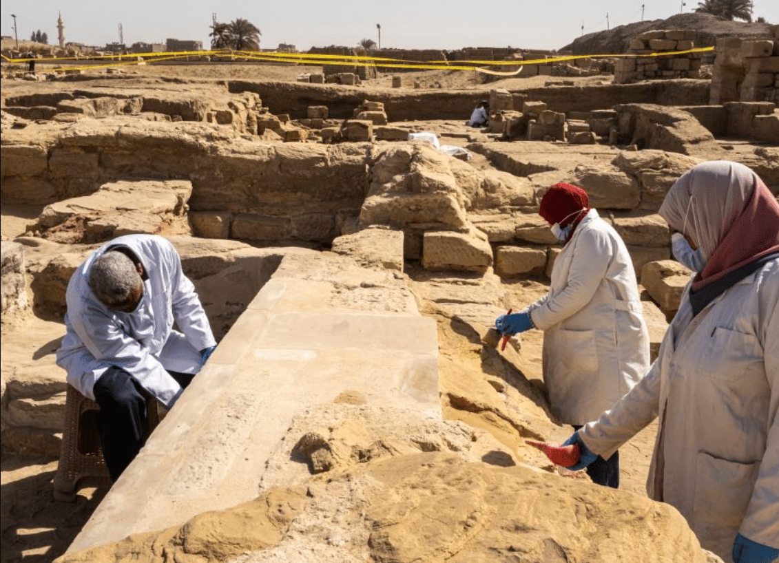 Đây là hồ thiêng duy nhất ở Ai Cập được khai quật một cách có hệ thống và khoa học, cung cấp nguồn dữ liệu sơ cấp phong phú có thể làm thay đổi nghiên cứu về các hồ thiêng và vai trò của chúng trong bối cảnh văn hóa và tôn giáo rộng lớn hơn của Ai Cập cổ đại. Ảnh: @Bộ Du lịch và Cổ vật Ai Cập.