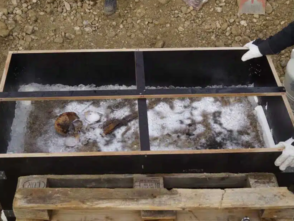 Một chi tiết lập tức thu hút sự chú ý của các học giả đó là, có một thanh kiếm với những đường khảm vàng tinh xảo nằm cạnh một thi thể nhỏ được quấn trong áo choàng và những đồ trang sức thể hiện địa vị cao quý tột bậc. Ảnh: @BLfD.