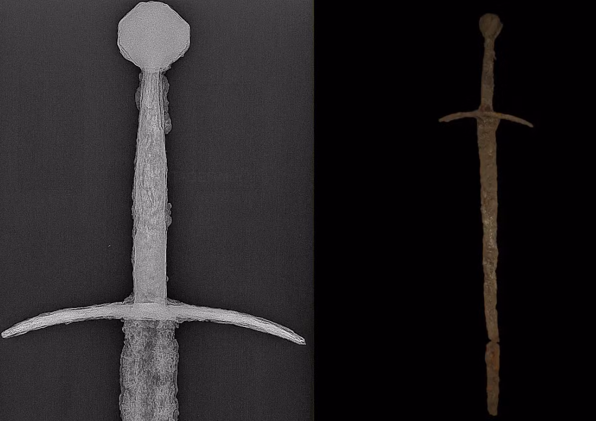 Khi tìm thấy thanh kiếm và rìu, các thành viên của Hiệp Hội Bishop’s Detector đã báo ngay cho Văn phòng Bảo vệ Di tích tỉnh Warmian-Masurian và các nhà khảo cổ học từ Bảo tàng Ostróda để kiểm tra các hiện vật. Ảnh: @Hiệp Hội Bishop’s Detector.