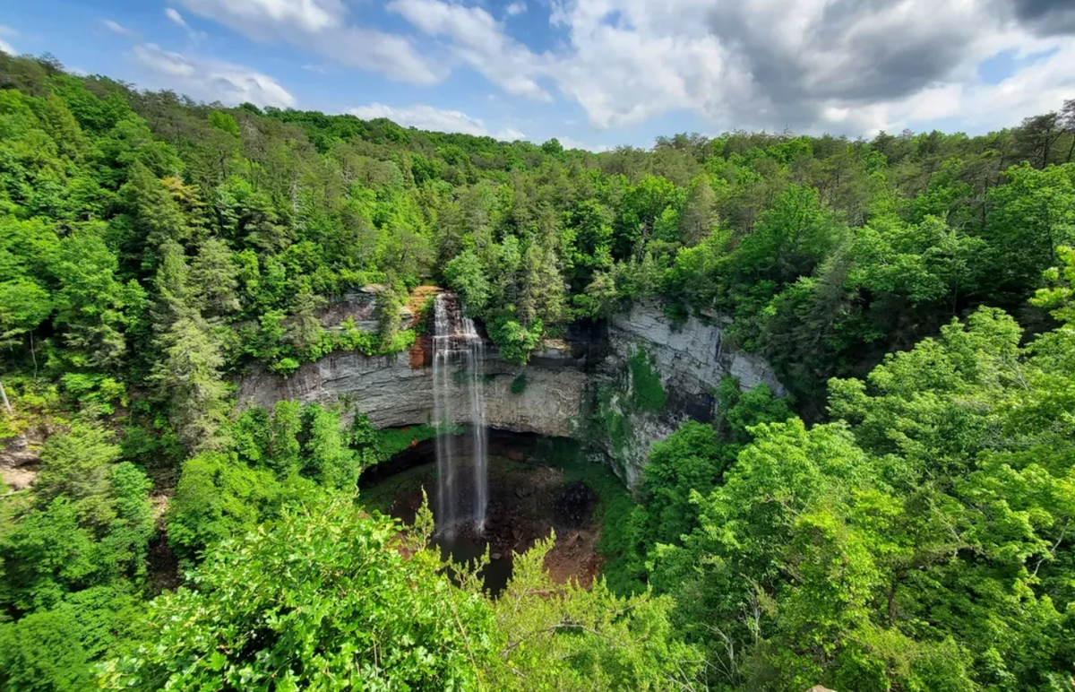 Và khi tiến hành khai quật khảo cổ tại ở Tiểu bang Tennessee miền Đông Nam nước Mỹ, Tiến sĩ Tanya Peres cùng các cộng sự bất ngờ tìm thấy nhiều hiện vật cổ xưa kỳ lạ, độc đáo. Ảnh: @AllTrails.