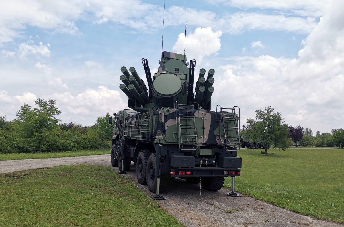 Tương tự như hệ thống phòng thủ Patriot của Mỹ, Pantsir-S1 bao gồm một bệ phóng tên lửa, một radar và một sở chỉ huy, hoạt động như một khối thống nhất để duy trì hiệu quả khả năng đánh chặn trên không để bảo vệ các cơ sở, tiểu đoàn và các cơ sở hạ tầng quan trọng khác. Ảnh: @ Air Force Technology.