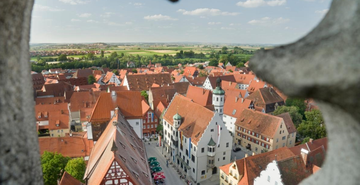 Trong quá trình khai quật hai ngôi mộ ở vùng Nördlinger Ries, phía tây Bavaria, Đức, các nhà khảo cổ học đã tìm thấy nhiều hiện vật kỳ lạ, quý hiếm được chôn ở bên trong. Được biết, hai ngôi mộ được trang trí lộng lẫy này có niên đại từ thế kỷ thứ 6 Sau Công nguyên (khoảng thời gian từ năm 501 đến năm 600 theo lịch Julius). Ảnh: @ Bavaria travel.