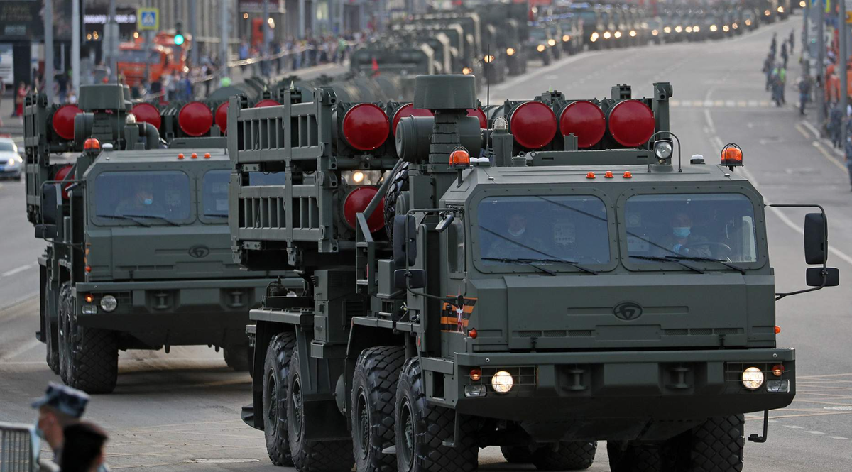 Cụ thể hơn, cần lưu ý rằng đối với hệ thống phòng không S-350, chúng sẽ được trang bị radar mảng kép 96L6-TsP mới cùng với ba mô-đun thụ động 96L6-VP. Ảnh: @ The Defense Post.