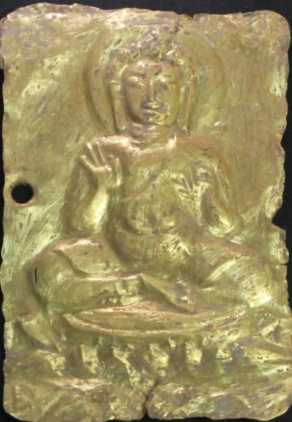 Tấm vàng này khắc họa hình ảnh Đức Phật ngồi trong tư thế Vitarka Mudra, hay còn gọi là thủ ấn thuyết giảng. Ảnh: @Cục Mỹ thuật Thái Lan.