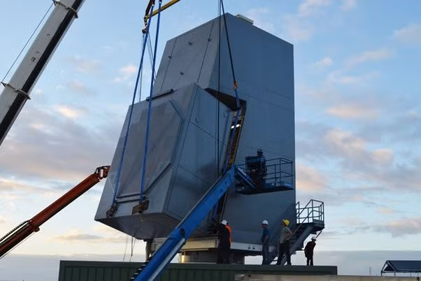 Bộ cảm biến và vũ khí của Tàu đổ bộ Type 075 thứ tư càng làm tăng thêm tính linh hoạt trong hoạt động của phương tiện này. Được trang bị radar Type 346A, một hệ thống băng tần kép tương tự như trên tàu khu trục Type 052D của Trung Quốc, tàu Hồ Bắc gây ấn tượng với khả năng giám sát trên không và trên mặt nước tiên tiến. Ảnh: @ Quora.