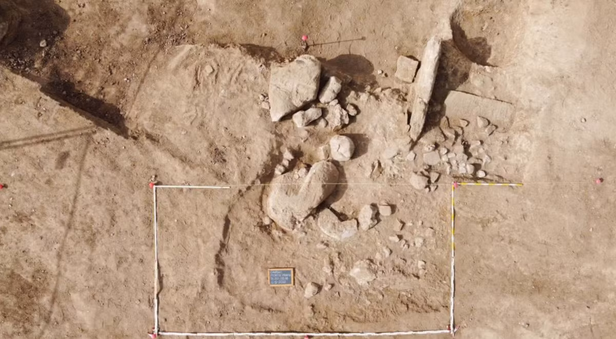 Các cuộc khai quật trước đây tại nghĩa trang này đã tìm thấy các tác phẩm điêu khắc bằng đá do nền văn minh Nuragic tạo ra, vốn là một nền văn minh trên đảo Sardinia xuất hiện trong thời đại đồ đồng cho đến thời kỳ La Mã cổ đại. Ảnh: @Daily Sabah.