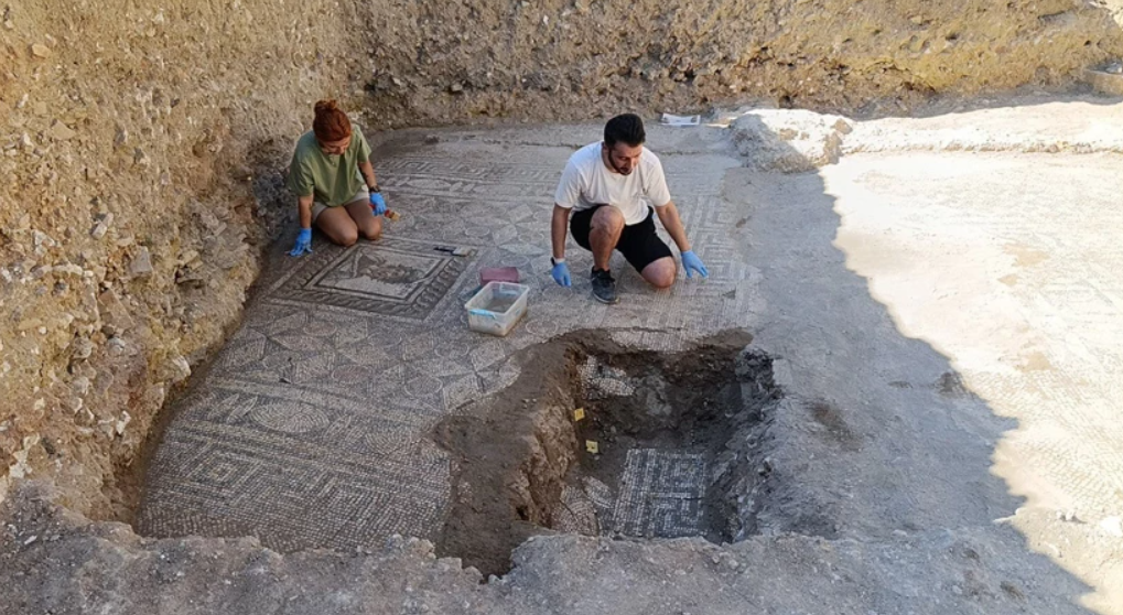 Đó là một bức tranh sàn khảm ước tính có niên đại khoảng thế kỷ thứ 2 Trước Công Nguyên. Ảnh: @Đại học Anadolu.