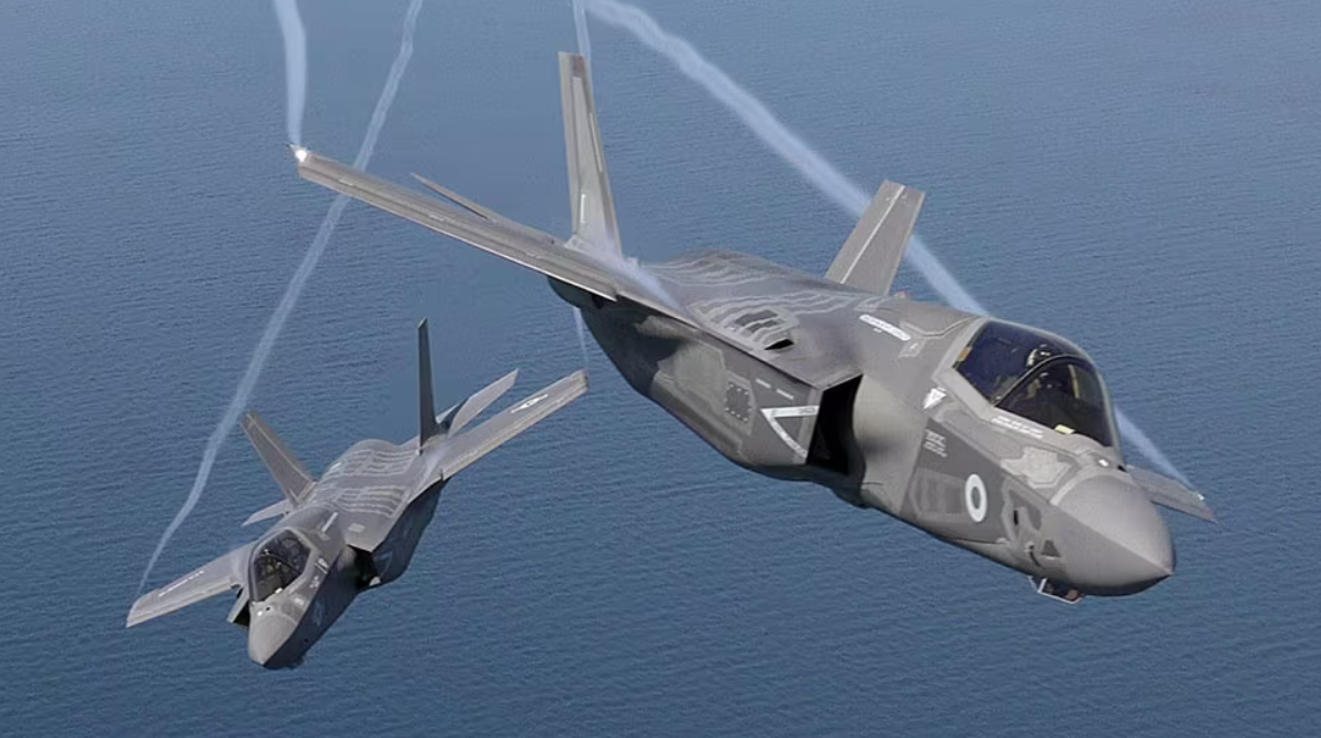 Hệ thống DAS của F-35 có thể đã cung cấp cảnh báo sớm, bằng cách phát hiện tín hiệu nhiệt của tên lửa, trong khi bộ Barracuda có thể đã triển khai pháo sáng làm nhiễu hệ thống dẫn đường của tên lửa đối phương. Ảnh: @Zee News.